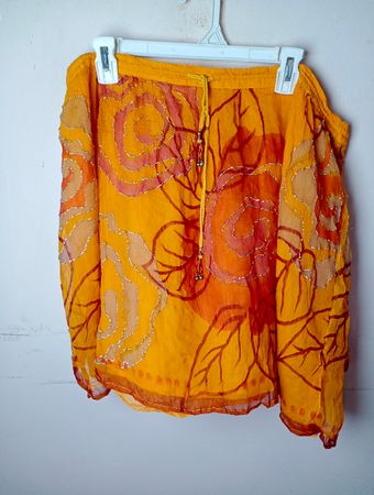 Oranger Rock mit Blumenmuster