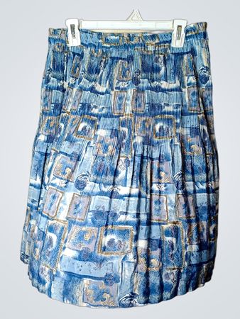 Blauer Faltenrock mit abstraktem Druck