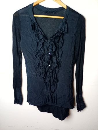 Schwarzes Rüschenshirt mit langen Ärmeln