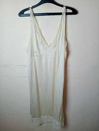 Weißes Slip-Dress mit Spitzenbesatz