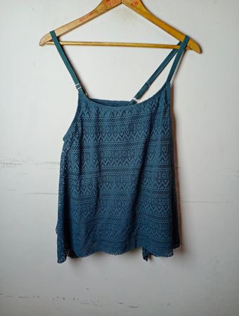 Blaues Spitzen-Tanktop