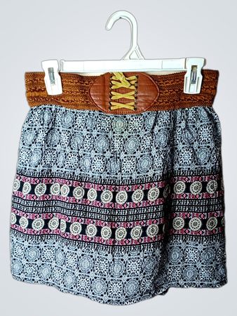 Shorts aus bedrucktem Stoff mit braunem Gürtel