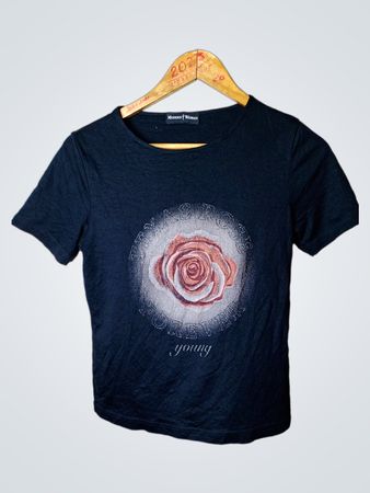 Modern Woman Schwarzes T-Shirt mit Rosengrafik
