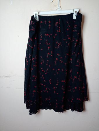 Schwarzer Rock mit rotem Blumenmuster