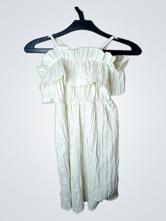 Cremfarbener, schulterfreier Plisseekleid mit Größe 120 Etikett