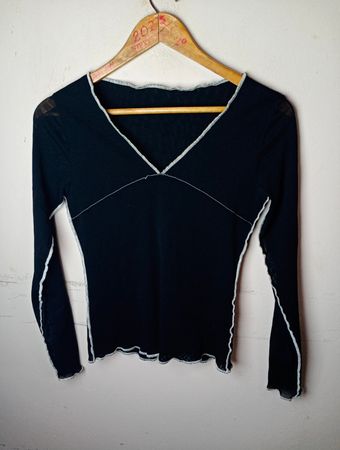 Schwarzes Longsleeve-Oberteil mit Kontrastnähten