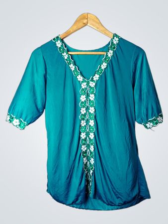 Türkise Bluse mit weißer und grüner Blumenstickerei