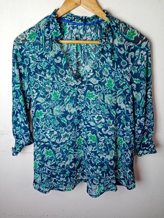 Blaue und grüne Bluse mit Blumenmuster
