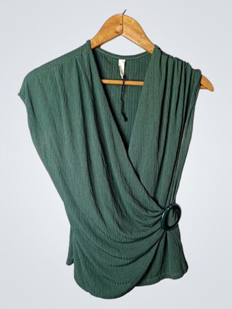Grünes Wickeloberteil mit Ringdetail