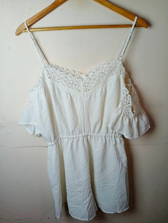 Weißes Spitzen-Cut-Out-Overall