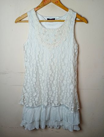 Weißes Spitzen Ärmelloses Kleid mit Rüschensaum