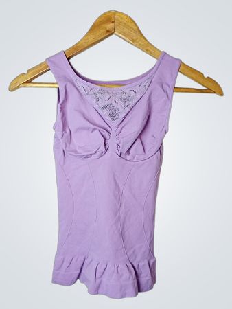 Lila Tanktop mit Rüsche am Saum