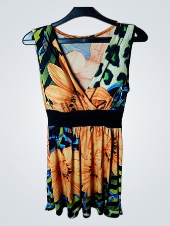 Ärmelloses Blumendruckkleid mit schwarzem Taillenbund