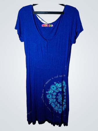 Blaues Kleid mit grafischem Druck