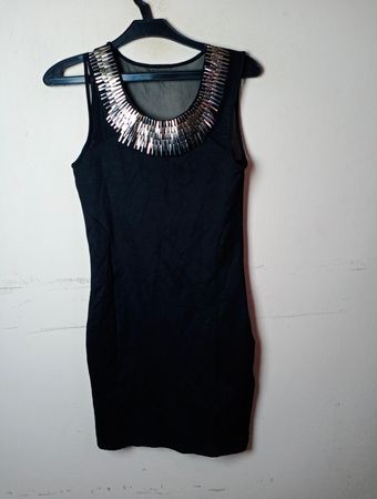 Schwarzes ärmelloses Kleid mit verziertem Ausschnitt