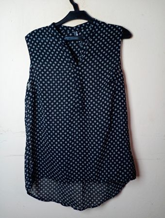Farben der Welt Ärmellose Bluse mit schwarzem Diamantdruck