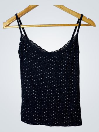 Schwarzes Top mit Punkten und Spitzenbesatz