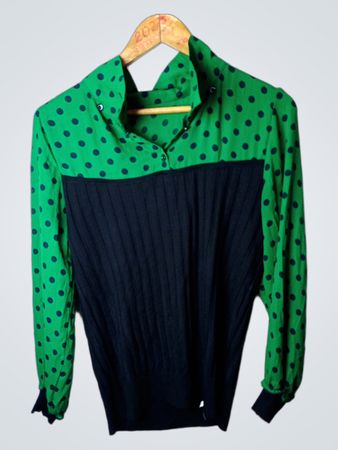 Grünes und schwarzes Polka-Dot- und geripptes Langarmshirt