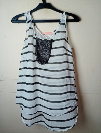 Durchsichtiges gestreiftes Tanktop mit Spitzendetails