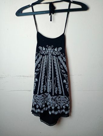 Schwarzes Kleid mit weißem Blumenmuster
