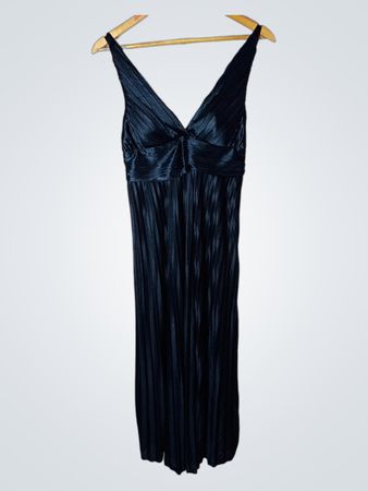 Schwarzes Faltend Maxi-Kleid