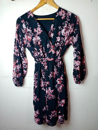 Schwarzes Kleid mit floralem Druck und Wickelstil