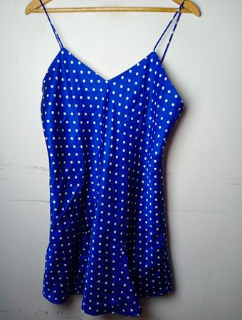 Blaues Polka-Dot-Nachtkleid
