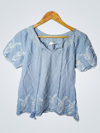 Blau besticktes Oberteil