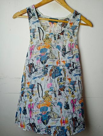 aprikosenfarbenes ärmelloses Kleid mit grafischem Druck