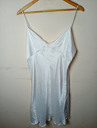 Weißes Satin-Nachtkleid