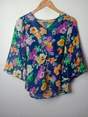 Blaue Bluse mit floralem Druck