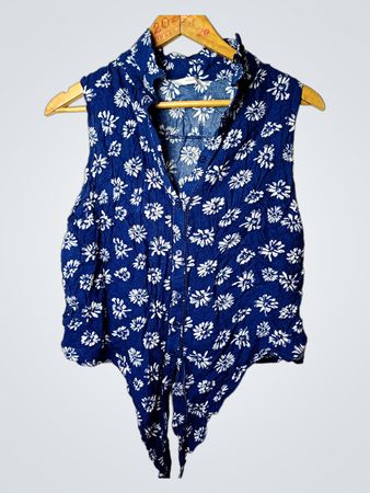 Blaues Blütenmuster ärmelloses Bluse mit Bindeband