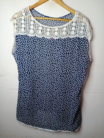 Beau Polka Dot Top mit Häkel-Ausschnitt