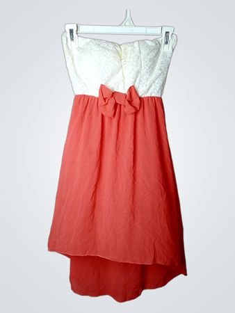 Trägerloses weißes Spitzenoberteil korallenfarbene Chiffonkleid mit Schleifendetail