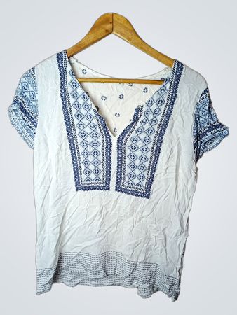 Weiße Bluse mit blauer Stickerei