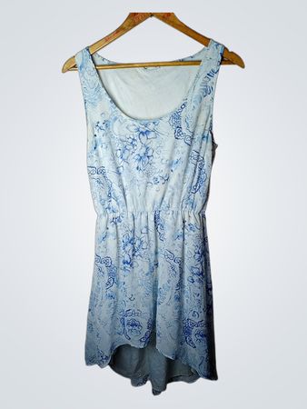 Blaues ärmelloses Kleid mit floralem Druck