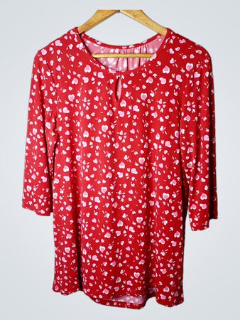 Rotes Kleid mit Herzmuster