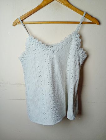 Hellblaues Spitzen-Cami-Top mit Spitzenbesatz