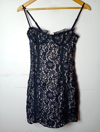 Schwarzes Spitzen-Minikleid