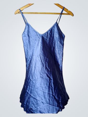 Blaues Satin-Nachthemd