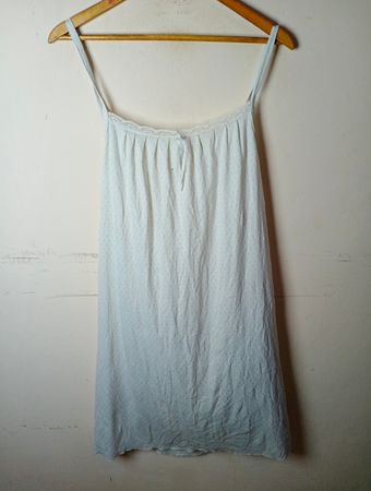 Weiße Pünktchen-Shorts mit Spitzenbesatz