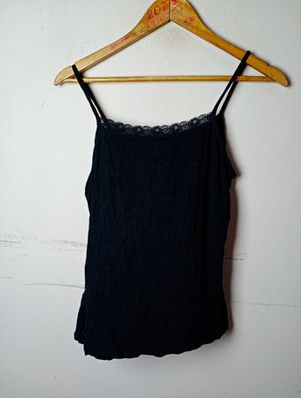 Schwarzes Top mit Spitze.