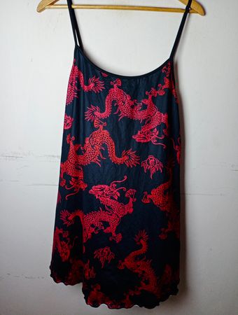 Schwarzes Spaghettiträgerkleid mit rotem Drachenmotiv
