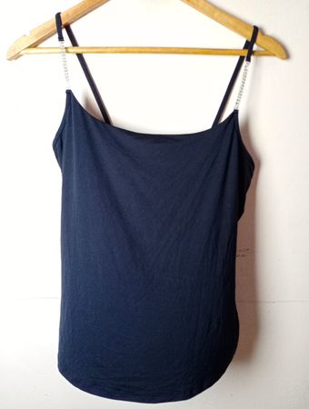 Schwarzes Tanktop mit Kettenriemen