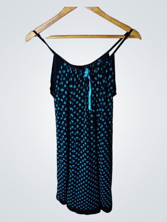 Schwarzes und blaues gepunktetes Slip-Kleid mit Rüschendetail