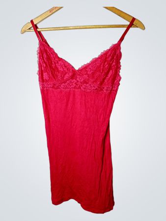 Rote Trägertop mit Spitzeneinsatz