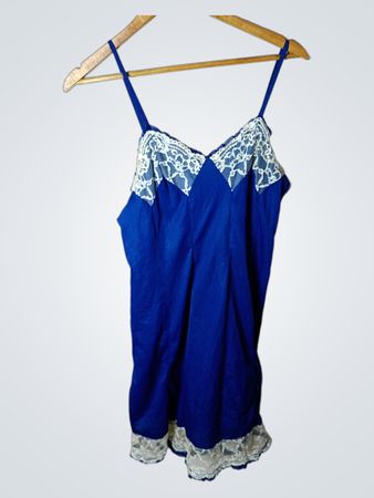 Blaues Slip mit weißer Spitzenverzierung