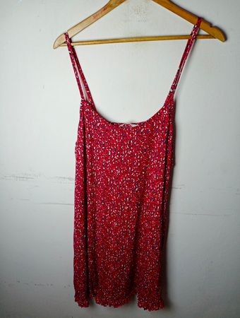 Duvet Days Rote Druck Spaghettiträger Kleid