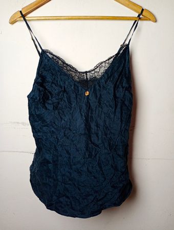 Navy-Camisole mit Spitzenbesatz