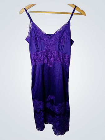 Lila Slipkleid mit Spitze